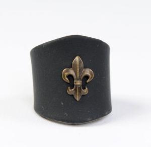 Pierścień z oksydowaną lilijką