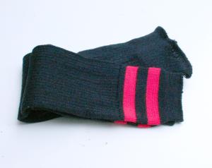 Getry czarne z czerwonymi paskami