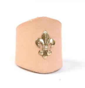 Pierścień ze złotą  lilijką