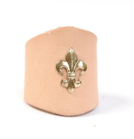 Pierścień ze złotą  lilijką